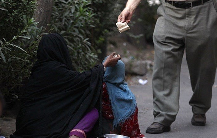 شهروندانی که هر روز متکدیان را پروارتر می‌کنند!